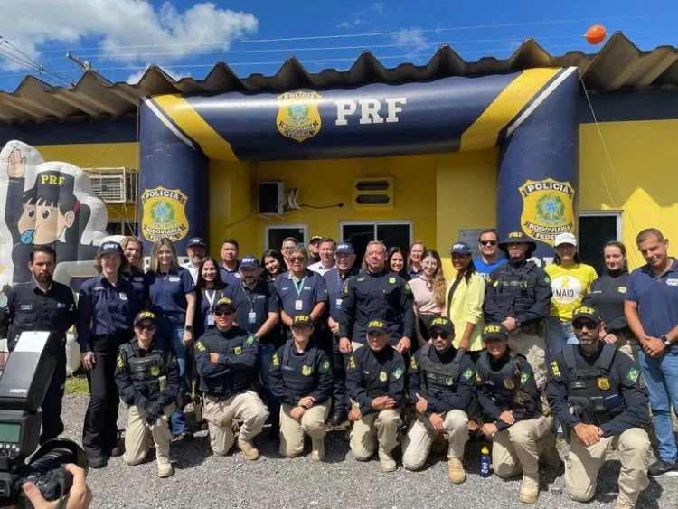 Grupo de policiais em formação da Polícia Rodoviária Federal (PRF) em frente à sede