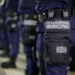 Guardas municipais com uniformes e identificação, preparados para desempenhar funções policiais.