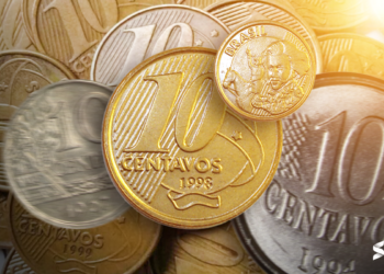 Diversas moedas de 10 centavos em destaque, incluindo uma edição rara de 1998, valorizada entre colecionadores por possíveis erros de reverso invertido.