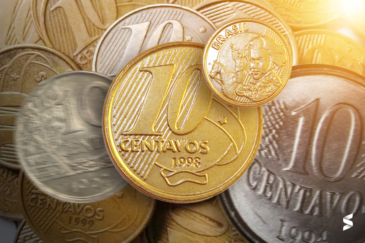 Imagem de várias moedas de 10 centavos, incluindo moedas de diferentes anos, com foco em uma moeda de 10 centavos de 1998, ilustrando o potencial valor de moedas com erro de cunhagem