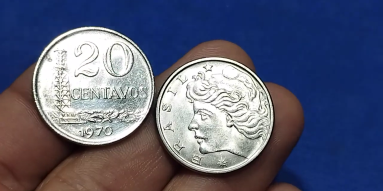 Moeda de 20 centavos de cruzeiro de 1970 com a imagem de uma torre de petróleo e a inscrição 'CENTAVOS