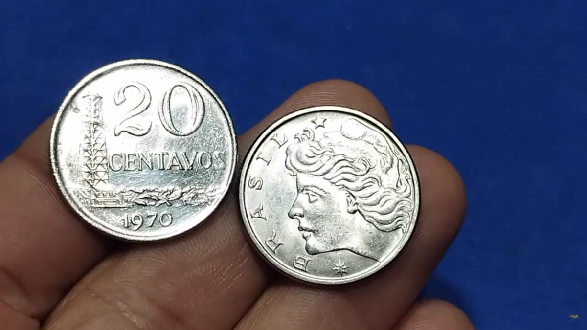 Moeda de 20 centavos de cruzeiro de 1970 com a imagem de uma torre de petróleo e a inscrição 'CENTAVOS