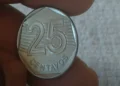 Moeda de 25 centavos de 1995, com design moderno e detalhes em linhas.