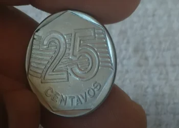 Moeda de 25 centavos de 1995, com design moderno e detalhes em linhas.