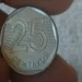 Moeda de 25 centavos de 1995, com design moderno e detalhes em linhas.