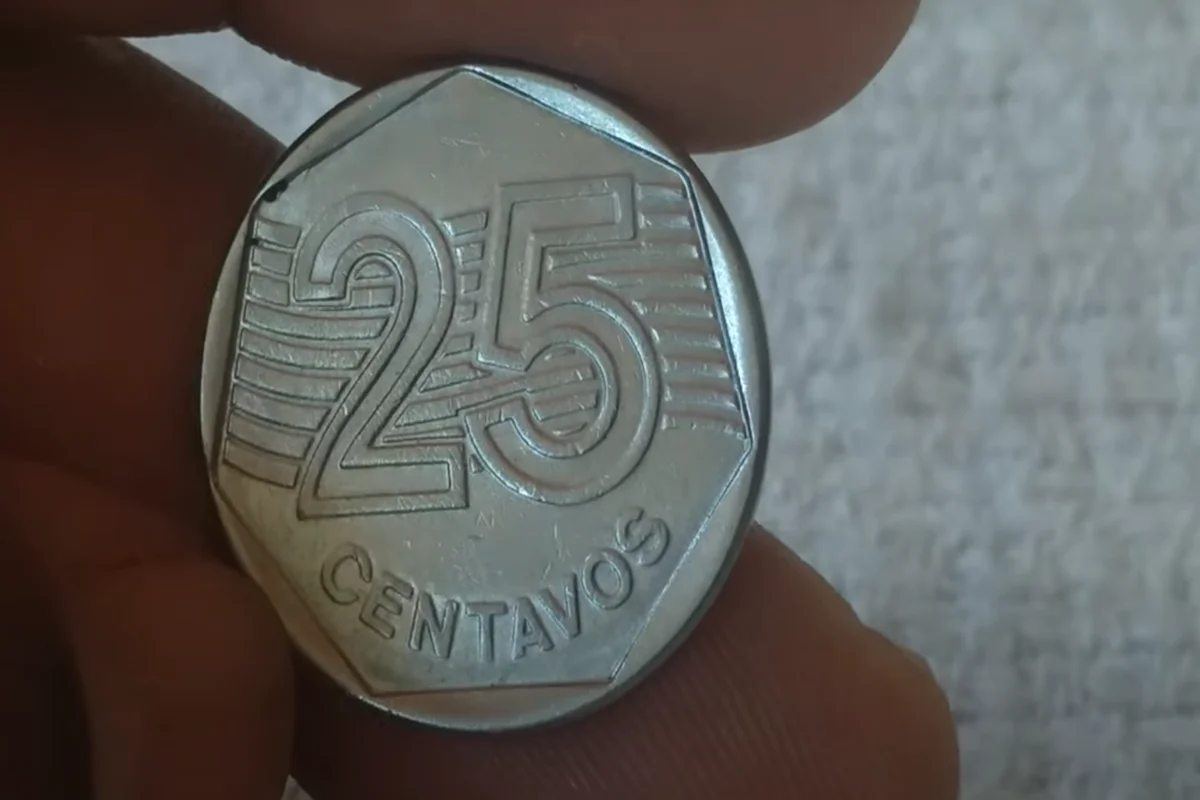 Moeda de 25 centavos de 1995, com design moderno e detalhes em linhas.