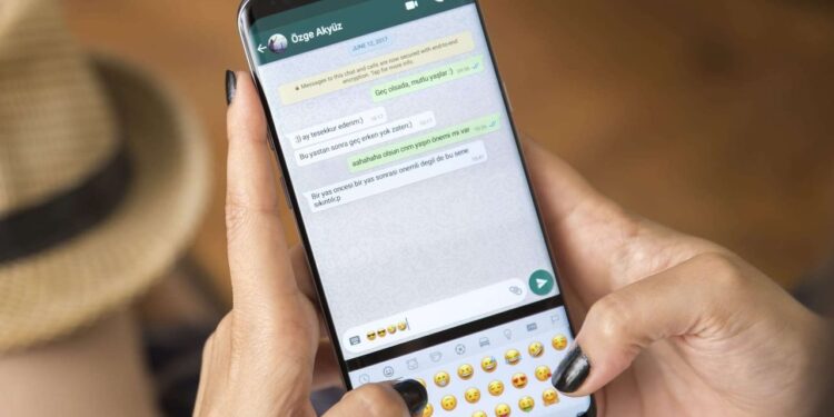 Adeus, bagunça? WhatsApp testa nova forma de organizar figurinhas. Veja como funciona