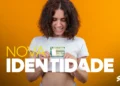 Pessoa sorrindo e exibindo sua nova Carteira de Identidade Nacional do Brasil