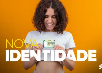 Pessoa sorrindo e exibindo sua nova Carteira de Identidade Nacional do Brasil