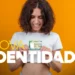 Pessoa sorrindo e exibindo sua nova Carteira de Identidade Nacional do Brasil