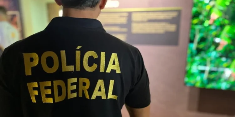 Polícia Federal: Agente da PF com camisa de identificação em ambiente institucional