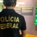 Polícia Federal: Agente da PF com camisa de identificação em ambiente institucional