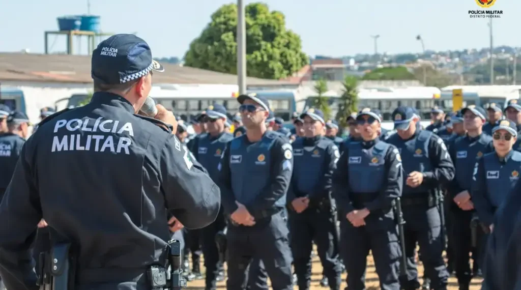 Polícia Militar do Distrito Federal em treinamento, com oficiais em formação