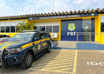 Imagem da sede da Polícia Rodoviária Federal (PRF) com viatura estacionada