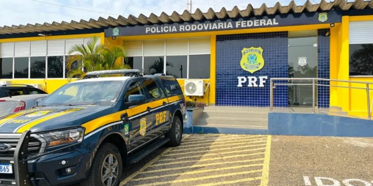 Imagem da sede da Polícia Rodoviária Federal (PRF) com viatura estacionada