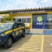 Imagem da sede da Polícia Rodoviária Federal (PRF) com viatura estacionada