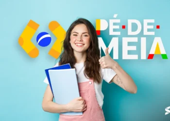 Jovem estudante sorrindo com cadernos nas mãos e fazendo sinal de positivo ao lado do logotipo do Programa Pé-de-Meia