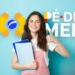 Jovem estudante sorrindo com cadernos nas mãos e fazendo sinal de positivo ao lado do logotipo do Programa Pé-de-Meia