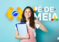 Jovem estudante sorridente com cadernos na mão e gesto de positivo, ao lado da identidade visual do programa Pé-de-Meia