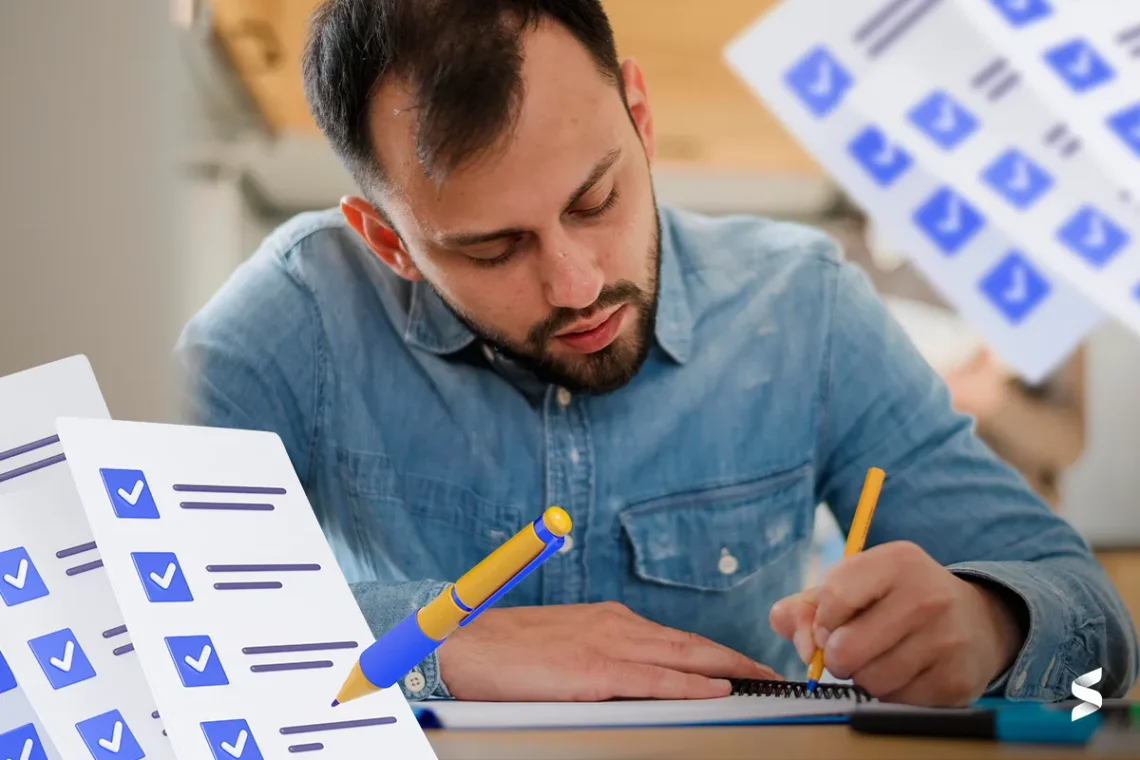 Jovem se preparando para concurso público, com foco na Polícia Federal, estudando em mesa com livros e material de apoio