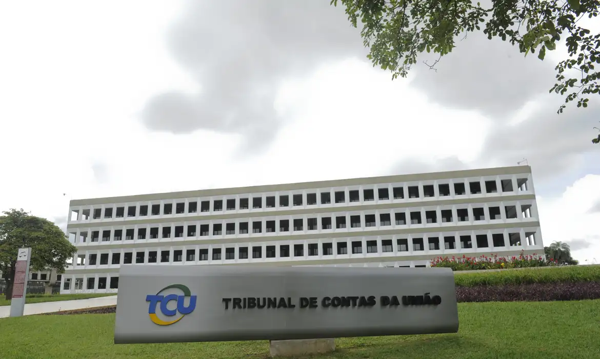 Fachada do Tribunal de Contas da União (TCU), representando os requisitos para o concurso público