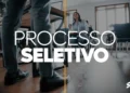 Imagem ilustrativa do processo seletivo da Prefeitura com inscrições prestes a encerrar, mostrando uma dinâmica de grupo em andamento