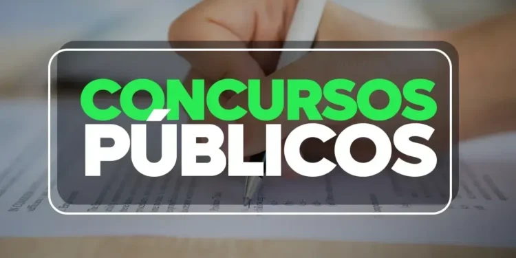 Candidato preenchendo formulário de prova com destaque para o texto "Concursos Públicos"