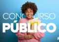 Pessoa sorrindo com documentos, simbolizando o encerramento das inscrições para o concurso da Prefeitura.