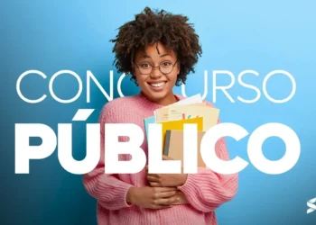 Pessoa feliz com os documentos do concurso público da Prefeitura.