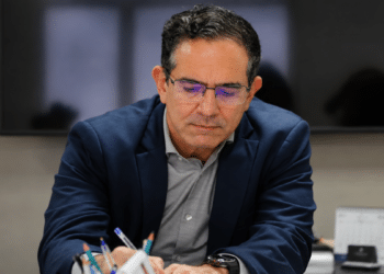 Secretário Rodrigo Pimentel em reunião sobre o concurso da Polícia Civil da Bahia com 750 vagas previstas.