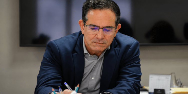 Secretário Rodrigo Pimentel em reunião sobre o concurso da Polícia Civil da Bahia com 750 vagas previstas.
