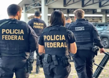 Agentes da Polícia Federal em operação, representando os concursos da PF