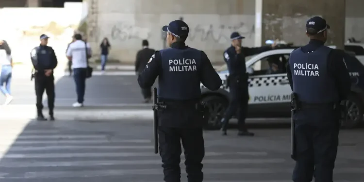 Policiais militares patrulhando uma área urbana durante uma operação de segurança.