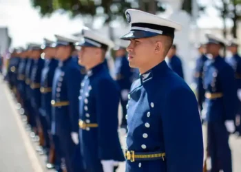 Militares da Aeronáutica em formação para concurso.