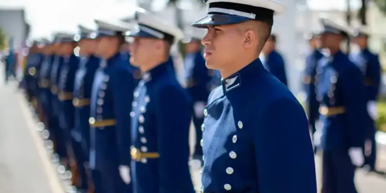 Militares da Aeronáutica em formação para concurso.