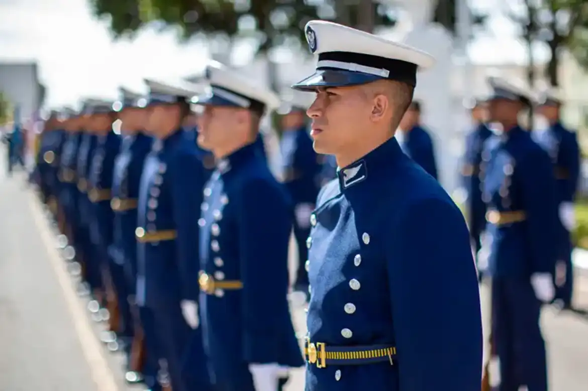 Militares da Aeronáutica em formação para concurso.