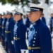 Militares da Aeronáutica em desfile, representando a instituição com orgulho e compromisso