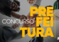 Diversos profissionais unindo forças, simbolizando a abertura de inscrições para o concurso da Prefeitura.