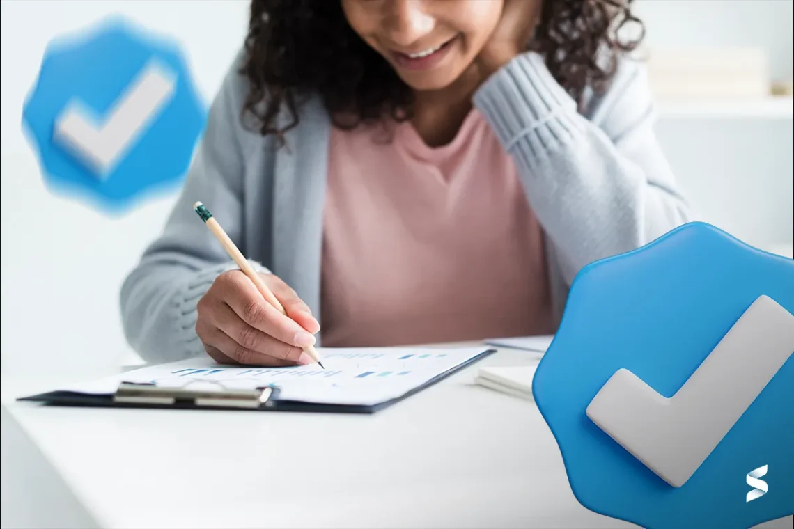 Mulher estudando e marcando pontos importantes em um formulário, com ícones de 'check' em destaque, simbolizando a preparação para a prova