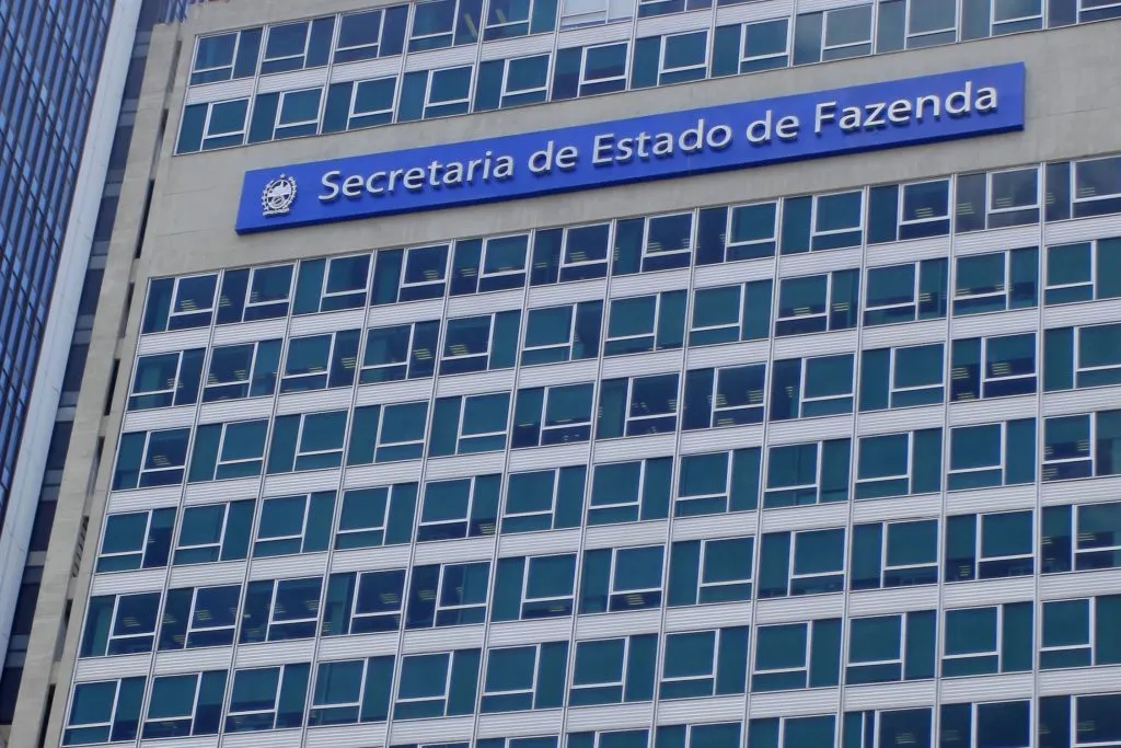 Fachada de um prédio com a placa da Secretaria de Estado de Fazenda