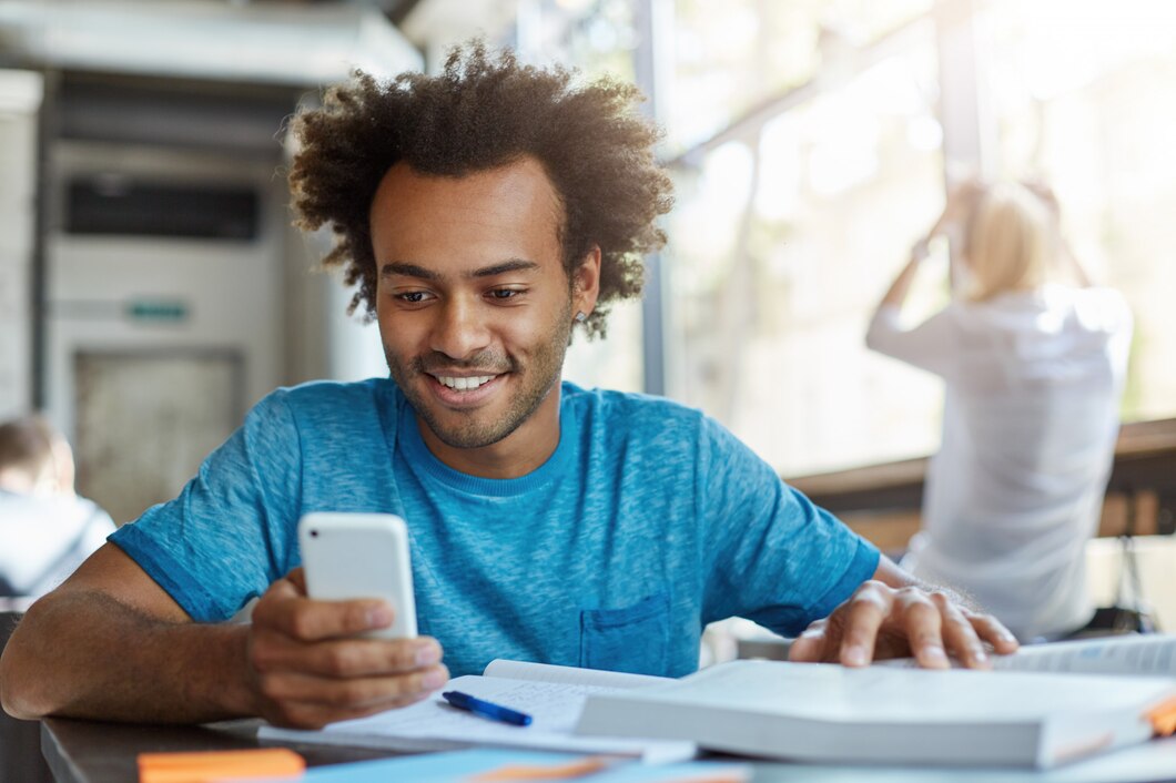 Jovem estudando matemática com um smartphone em um ambiente de biblioteca.