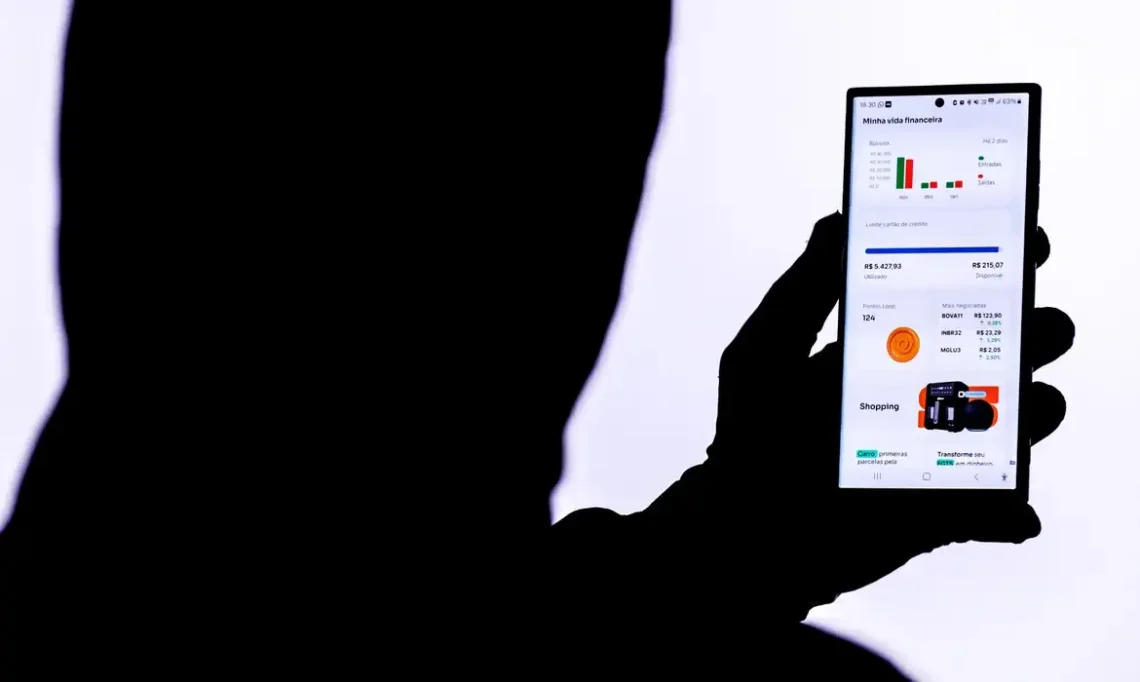 Imagem de um celular com informações financeiras, representando um possível uso indevido por golpistas em um golpe da selfie
