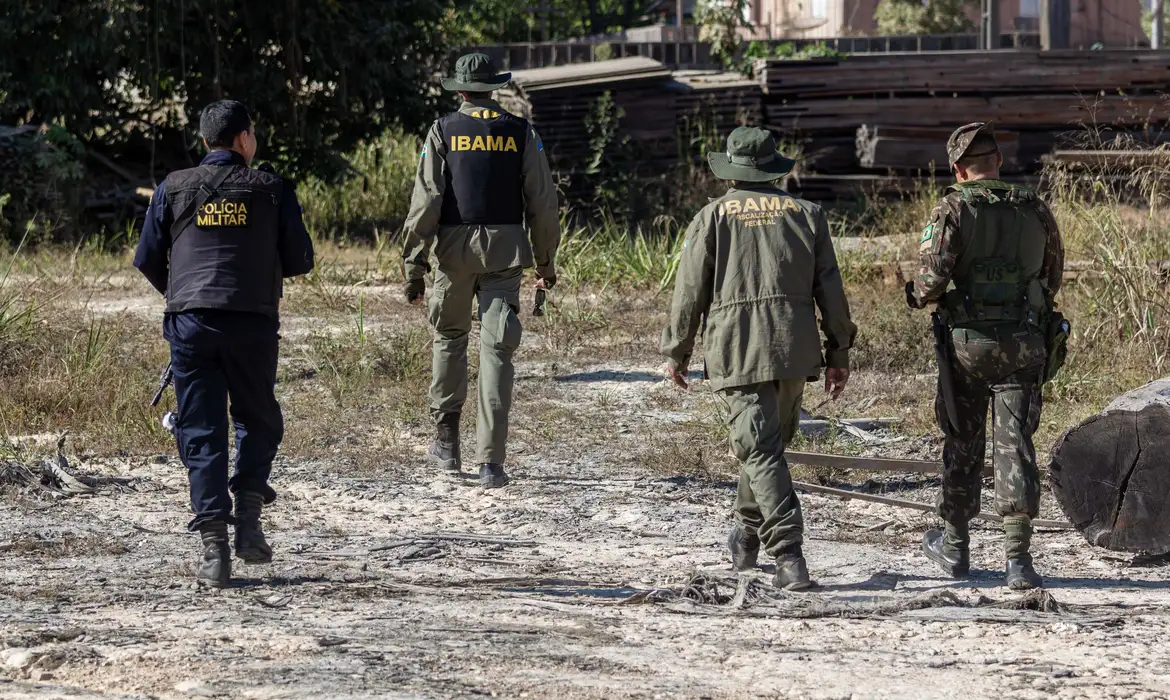 Imagem de profissionais do Ibama trabalhando