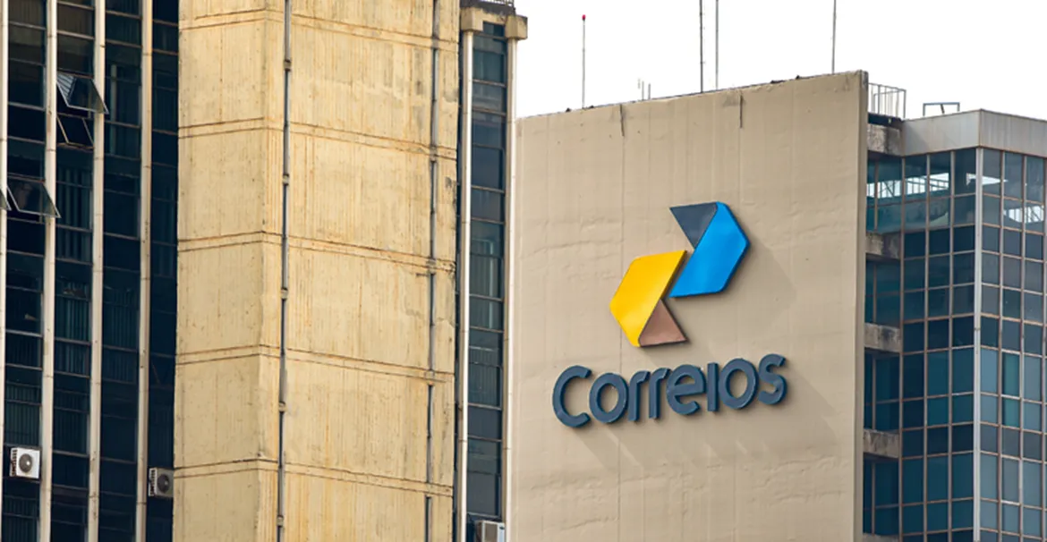 Fachada de prédio dos Correios com o logotipo da empresa em destaque.