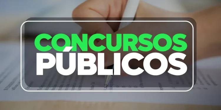 Candidato preenchendo formulário de concurso público