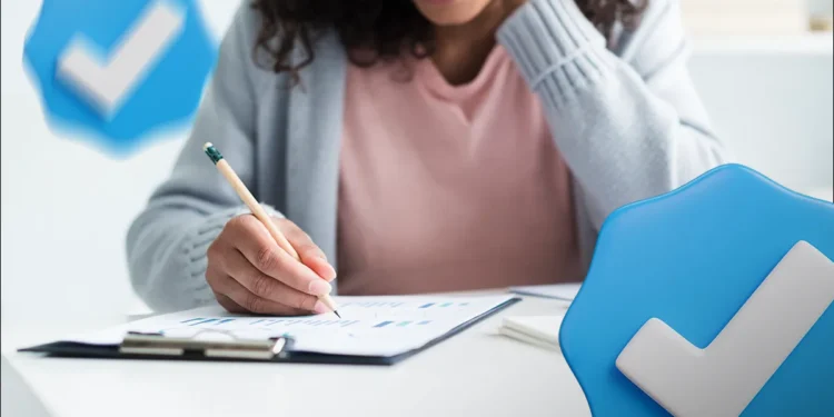 Candidata preenchendo formulário, representando o encerramento das inscrições para o concurso da Prefeitura.