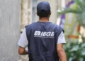 Agente do IBGE em trabalho de coleta de dados em campo.