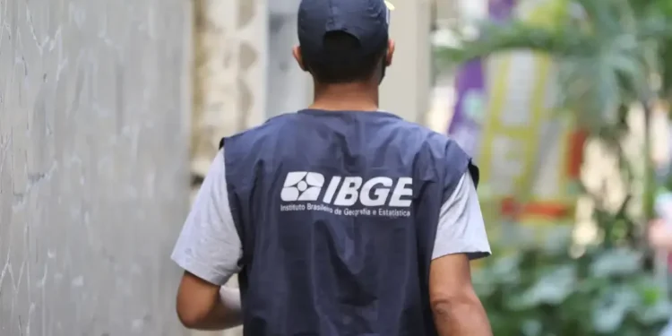 Agente do IBGE em trabalho de coleta de dados em campo.