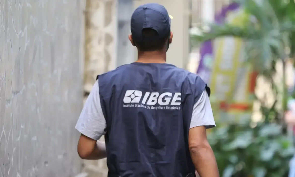 Agente do IBGE em trabalho de coleta de dados em campo.