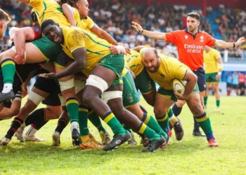 Jogadores de rugby do Brasil disputam uma formação no campo.